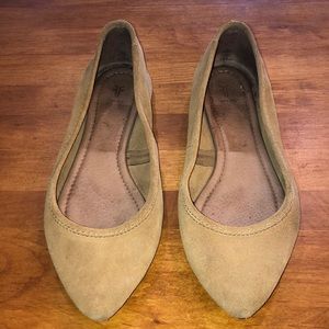 FRYE Ballet Flat Pointed Toe in Golden Suede Women’s Size 8 Leather Tassel Back